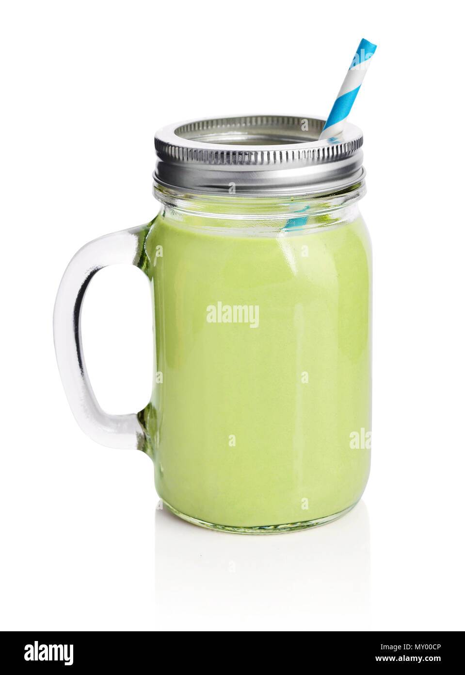 Sano verde avocado smoothie con paglia in una giara mug isolato su bianco Foto Stock