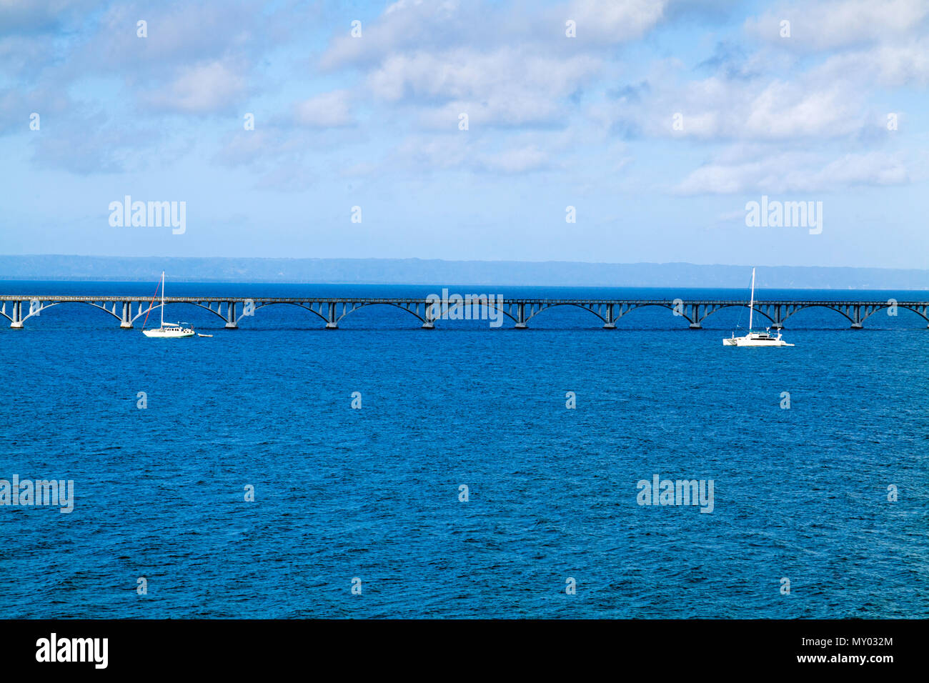 Foot-Bridge sul mare, penisola di Samana, Repubblica Dominicana Foto Stock