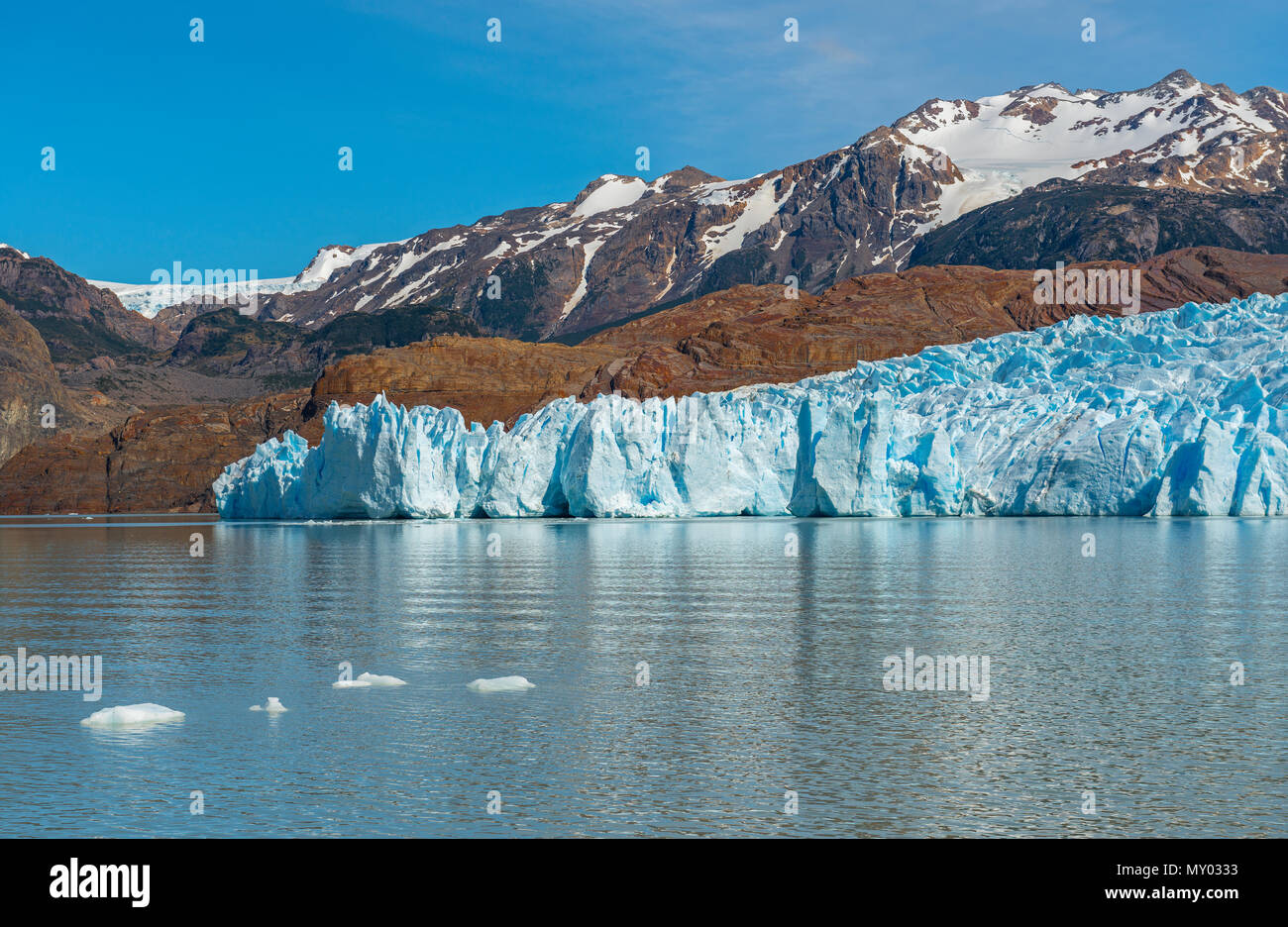 Il ghiacciaio Grey e Lago di colore grigio con la cordigliera delle Ande in background all'interno del parco nazionale di Torres del Paine nella Patagonia cilena. Foto Stock