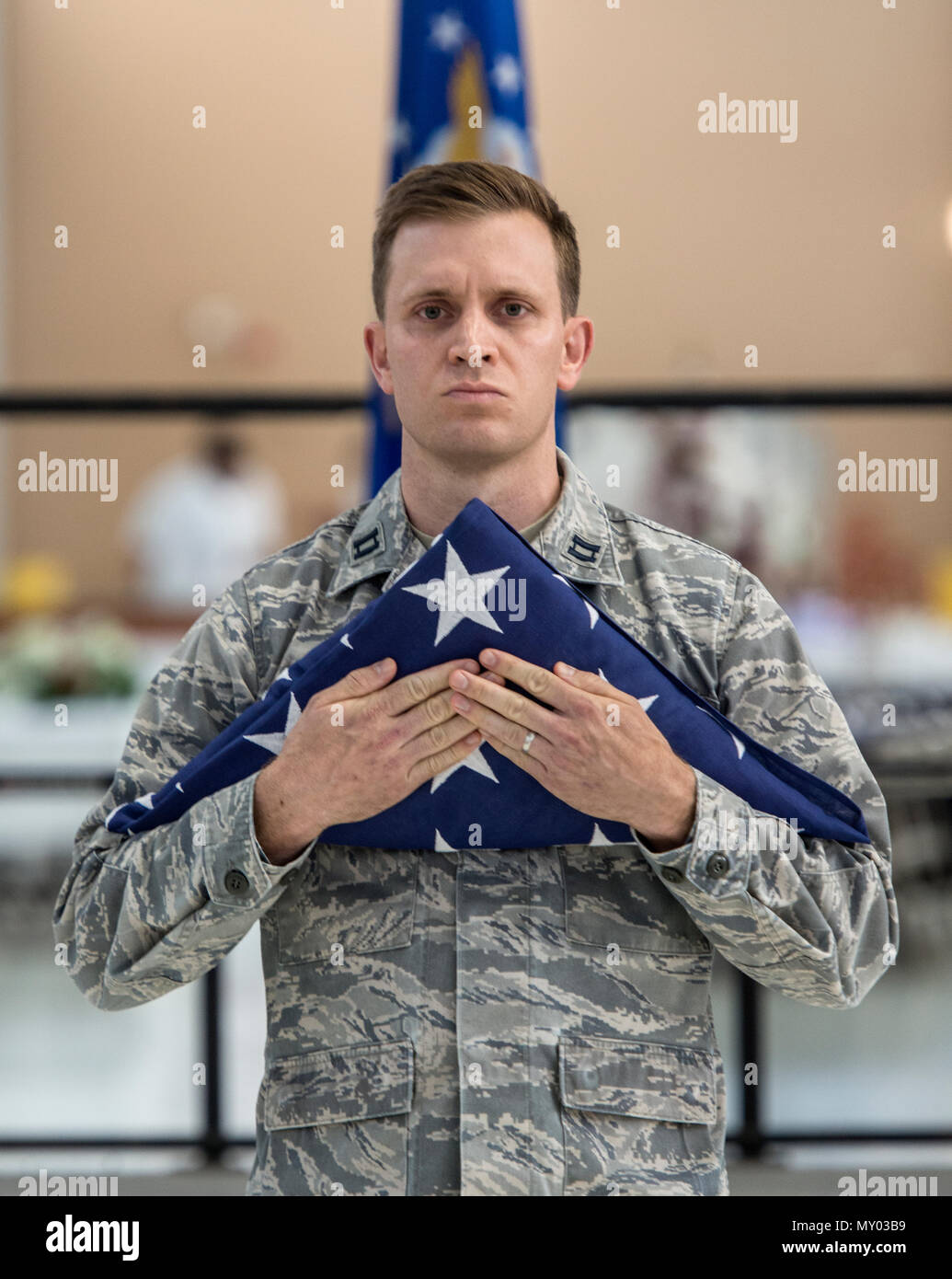 La famiglia, gli amici e i membri della Air Force comunità riunita sotto un gigantesco C-17 Globe Master per festeggiare il pensionamento del colonnello Rawson L. Legno, sessantesimo Medical Group, commander, David Grant U. S. Air Force Medical Center, a costruire 837, Travis AFB, California, il 6 luglio 2016. Il Brigadiere Generale Cornum Kory, Aria Mobilità comando, il comando chirurgo era il funzionario che presiede durante la cerimonia e ha presentato il certificato di ritiro. Riconoscimento dei membri che sono in pensione da una carriera di lunga, fedele e onorato servizio è una delle più antiche tradizioni di militari serv Foto Stock