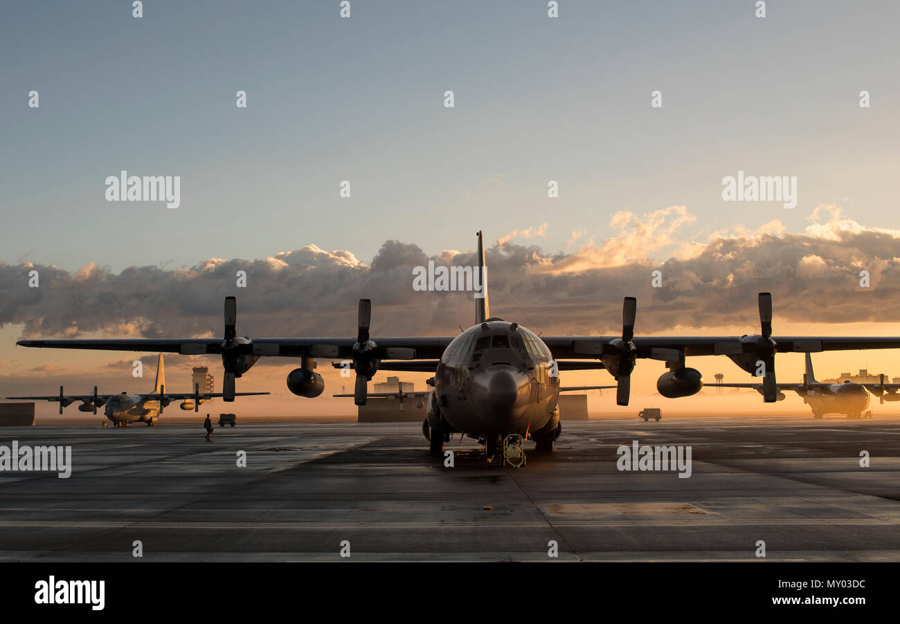 Un aviatore passeggiate a flightline per catturare un momento di sunrise a Yokota Air Base, Giappone, Dic 23, 2016. Red skies al mattino, Yokota Affari pubblici airman è pronto a catturare un momento. (U.S. Air Force foto di Yasuo Osakabe/rilasciato) Foto Stock