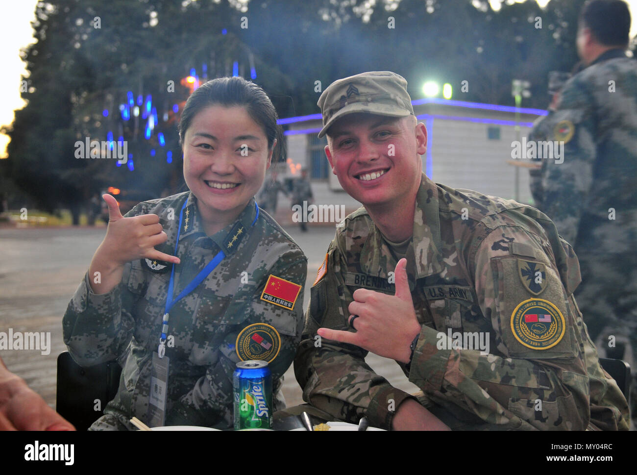 Sgt. Joshua G Brennero, un militare di funzionario di polizia con sede e Sede Società, Teatro 8 Supporto comando, gode la cena di addio con un Popolo della Esercito di Liberazione soldato il 18 novembre come parte del XII USA-Cina disastro per la gestione di Exchange, Kunming, nella provincia dello Yunnan, Repubblica Popolare Cinese. L annuale esercito degli Stati Uniti del Pacifico (USARPAC) la cooperazione in materia di sicurezza evento con l'Esercito di Liberazione del Popolo (PLA) è un opportunità per condividere l'assistenza umanitaria/Disaster Relief lezioni apprese dal mondo reale eventi e migliorare negli Stati Uniti cinese e la gestione delle catastrofi capabilit Foto Stock