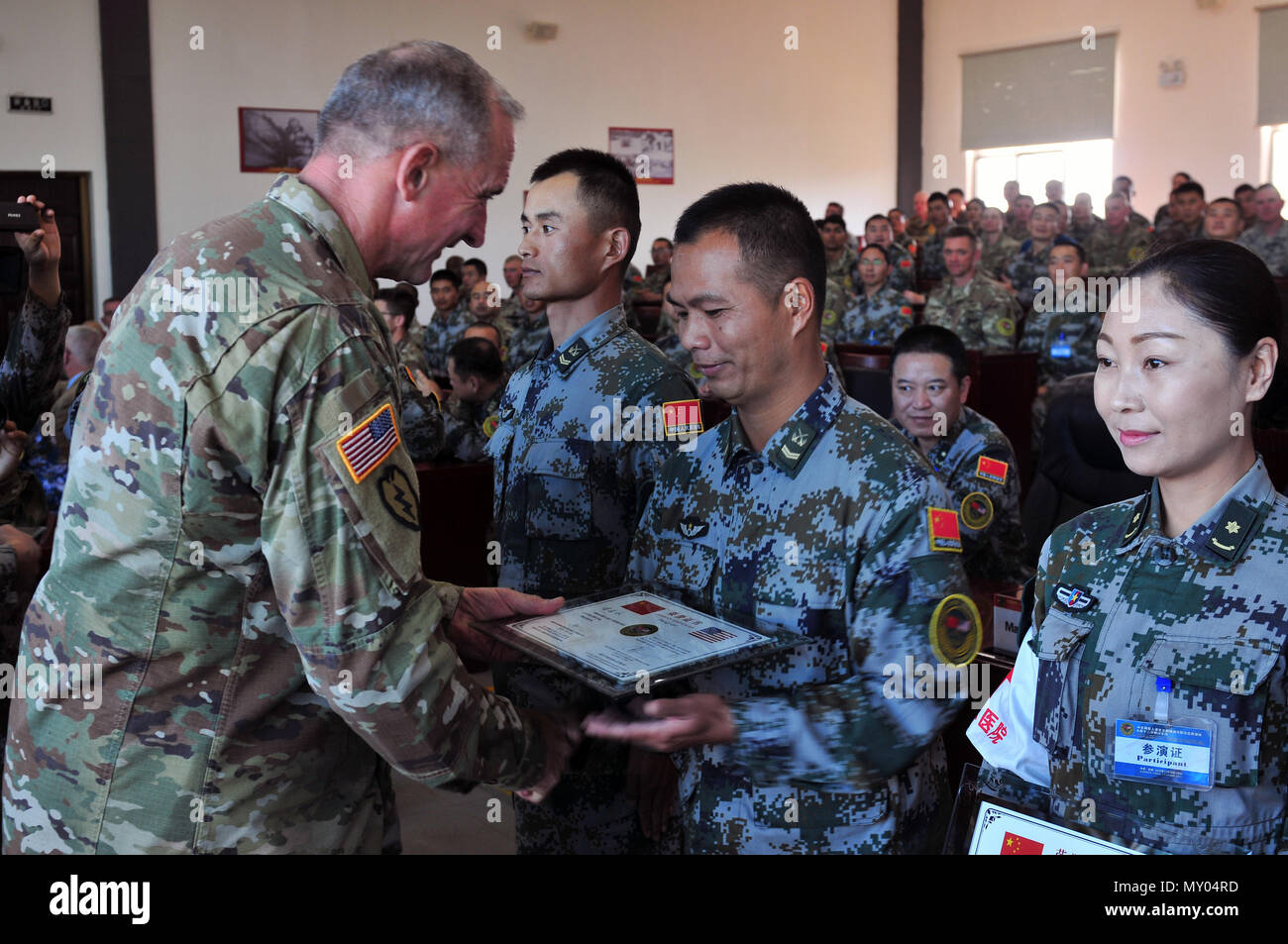 Robert gen. B. Brown, Comandante Generale dell Esercito degli Stati Uniti Pacific, riconosce diverse persone dell Esercito di Liberazione del partecipante la cui prestazione è stata eccezionale come parte della cerimonia di chiusura del XII USA-Cina disastro per la gestione di Exchange, Novembre 19, Kunming, nella provincia dello Yunnan, Repubblica Popolare Cinese. L annuale esercito degli Stati Uniti del Pacifico (USARPAC) la cooperazione in materia di sicurezza evento con l'Esercito di Liberazione del Popolo (PLA) è un opportunità per condividere l'assistenza umanitaria/Disaster Relief lezioni apprese dal mondo reale eventi e migliorare gli Stati Uniti e il disastro cinese di funzionalità di gestione. (U.S. Phot dell esercito Foto Stock