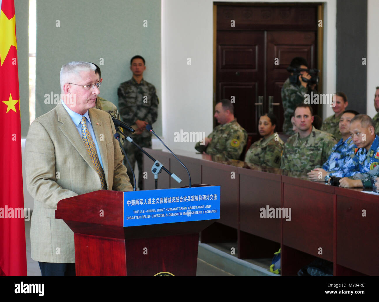 Il sig. Andrew Benziger, Capo della disponibilità e delle situazioni di emergenza per le operazioni di U.S Esercito di ingegneri Oceano Pacifico Divisione, parla del successo globale dell'evento durante la cerimonia di chiusura del XII USA-Cina disastro per la gestione di Exchange, Novembre 19, Kunming, nella provincia dello Yunnan, Repubblica Popolare Cinese. L annuale esercito degli Stati Uniti del Pacifico (USARPAC) la cooperazione in materia di sicurezza evento con l'Esercito di Liberazione del Popolo (PLA) è un opportunità per condividere l'assistenza umanitaria/Disaster Relief lezioni apprese dal mondo reale eventi e migliorare gli Stati Uniti e il disastro cinese di funzionalità di gestione. ( Foto Stock