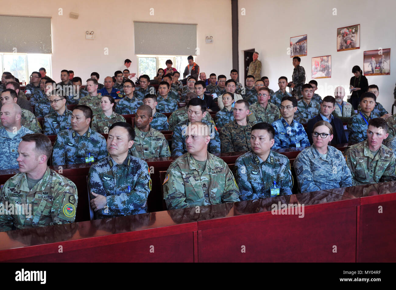 U.S pacifico esercito di soldati e aviatori di Washington la Guardia Nazionale unire soldati dell esercito di liberazione del popolo a partecipare alla cerimonia di chiusura del XII USA-Cina disastro per la gestione di Exchange, Novembre 19, Kunming, nella provincia dello Yunnan, Repubblica Popolare Cinese. L annuale esercito degli Stati Uniti del Pacifico (USARPAC) la cooperazione in materia di sicurezza evento con l'Esercito di Liberazione del Popolo (PLA) è un opportunità per condividere l'assistenza umanitaria/Disaster Relief lezioni apprese dal mondo reale eventi e migliorare gli Stati Uniti e il disastro cinese di funzionalità di gestione. (U.S. Foto dell'esercito da Staff Sgt. Michae Foto Stock