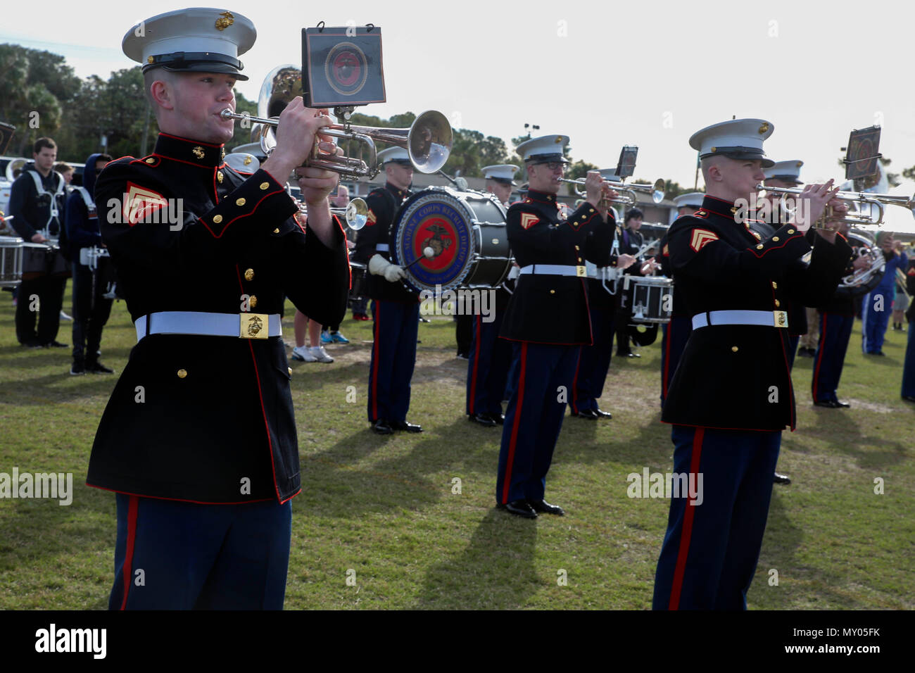 Marines con la Parris Marina Isola pratica di banda con elevata banda di scuola gli studenti provenienti da tutto il paese il 30 dicembre, 2016 a Terry Parker High School di Jacksonville, Florida. La pratica è stata eseguita a pronti i musicisti per la ciotola TaxSlayer Halftime spettacolo. (U.S. Marine Corps photo by Lance Cpl. Martinetto A. E. Rigsby/rilasciato) Foto Stock