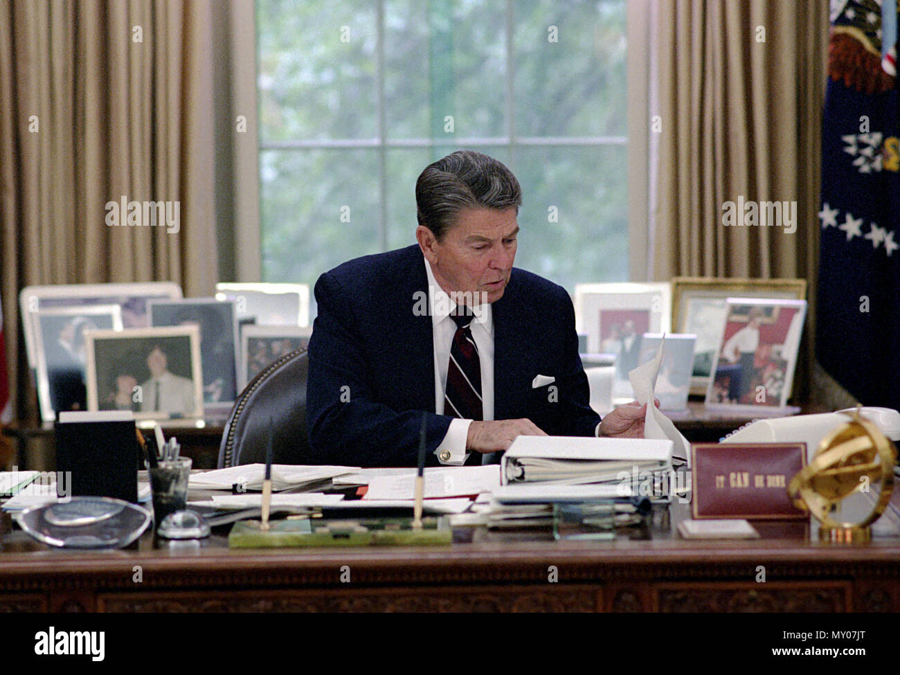 5/31/1985 il presidente Reagan lavorando nell'ufficio ovale Foto Stock