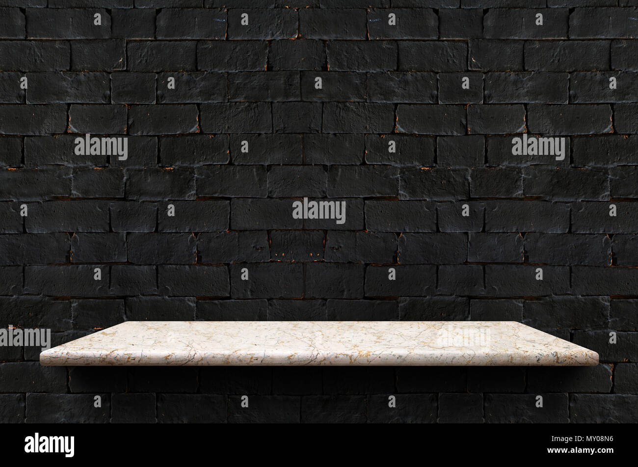 Svuotare la scheda di marmo ripiano nero in corrispondenza di un muro di mattoni sfondo,Mock up per visualizzare o montaggio del prodotto o il design Foto Stock