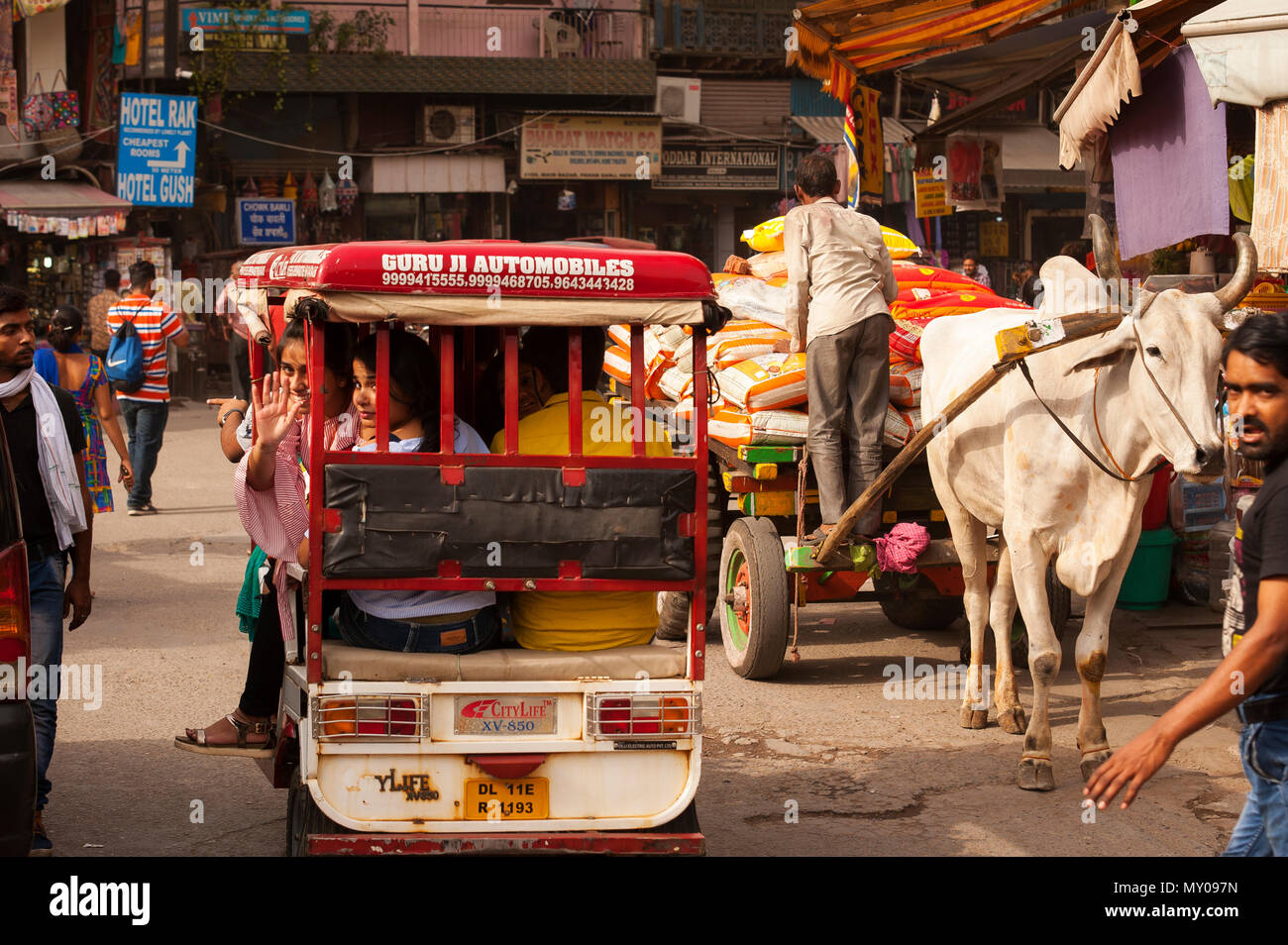 Tuk Tuks in Main Bazar Pahar Ganj, New Delhi, India Foto Stock