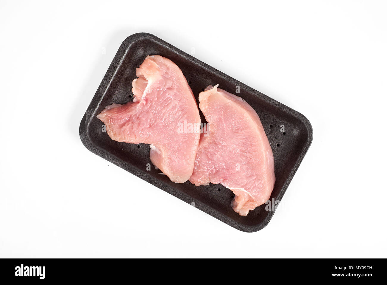 Materie dietetici di carni di tacchino di pezzi nel vassoio, isolati su sfondo bianco Foto Stock