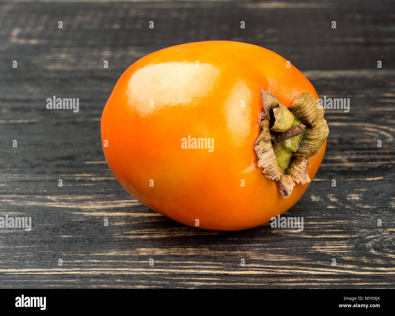 Deliziosa frutta cachi sul tavolo scuro closeup Foto Stock