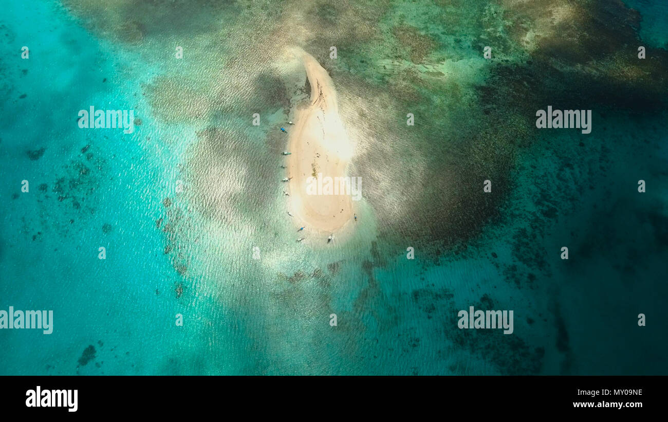 Vista aerea di bella sabbia isola tropicale con spiaggia di sabbia bianca e turisti. La sabbia bianca isola. Seascape: oceano e bellissima spiaggia paradiso. Filippine, Siargao. Concetto di viaggio. Foto Stock