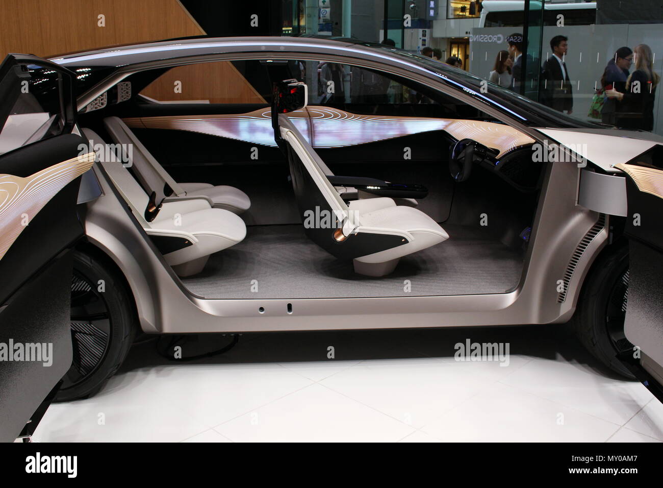Vista dell'interno della Nissan IMx Kuro concept car elettrica al posto di Ginza Nissan showroom di attraversamento. La vettura ha un autonomo modalità drive. (6/2018) Foto Stock