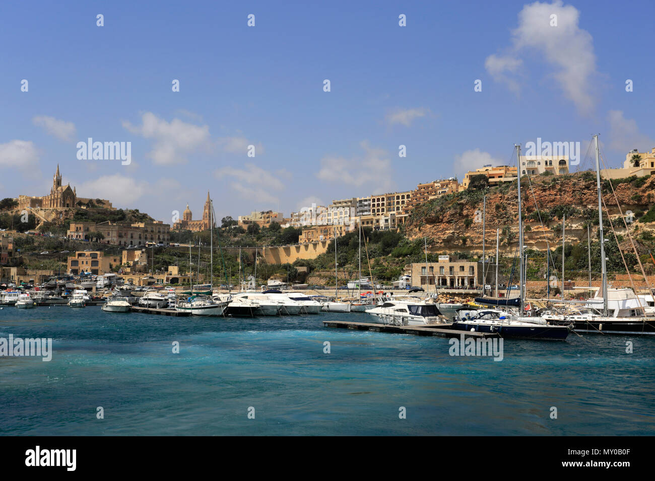 Vista di Gozo traghetti nel porto Mgarr, isola di Gozo, Malta Foto Stock