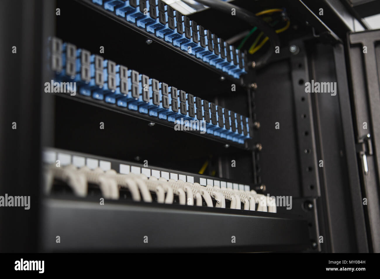 Moderno armadio server il riempimento con attrezzatura Foto Stock