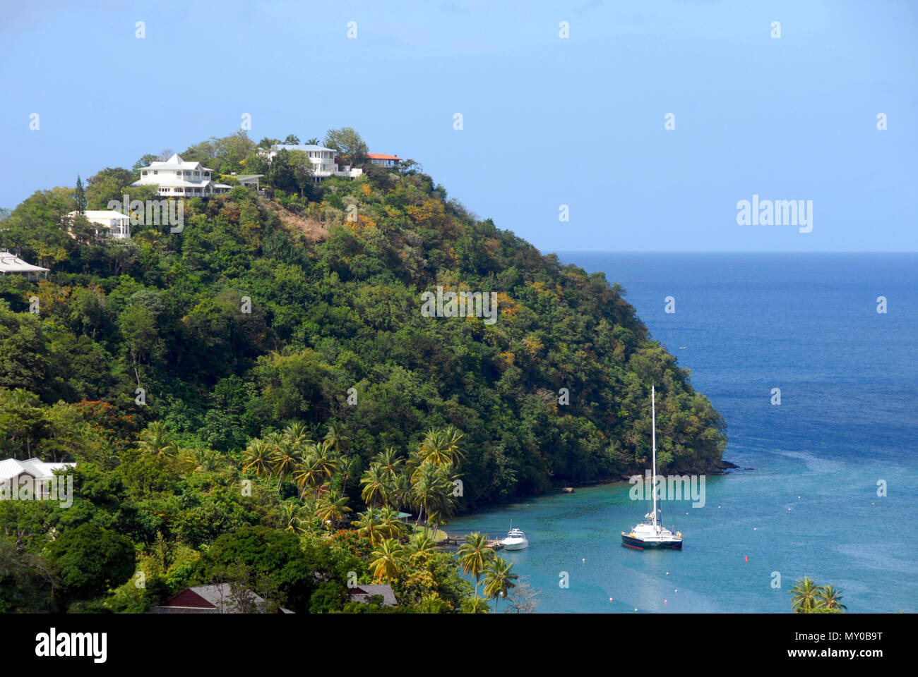 Case sul promontorio roccioso, Marigot Bay, St Lucia, dei Caraibi Foto Stock