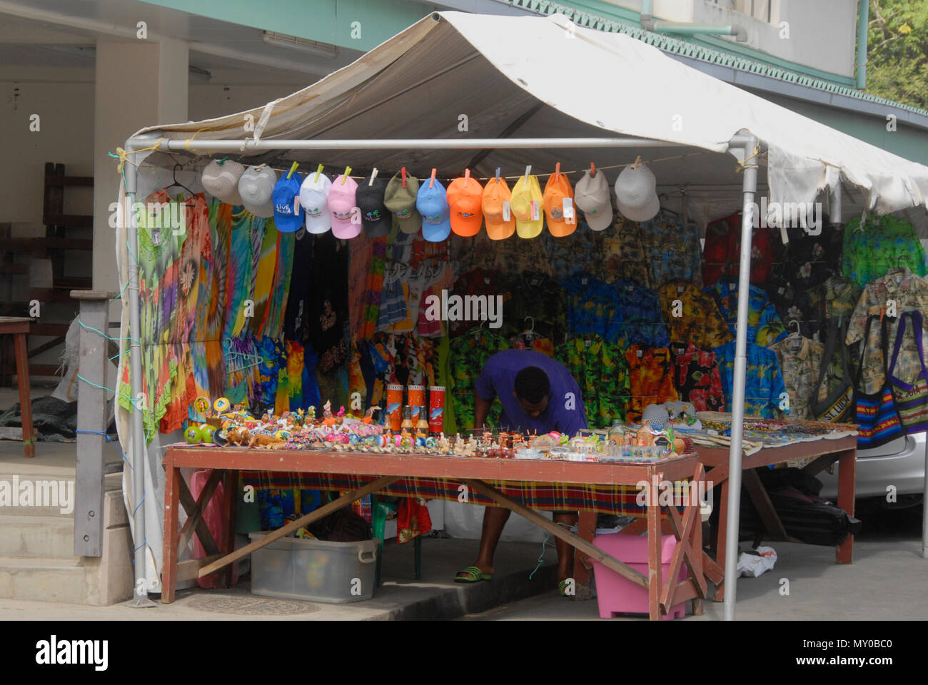 Le merci in vendita in stallo in street market, St Lucia, dei Caraibi Foto Stock
