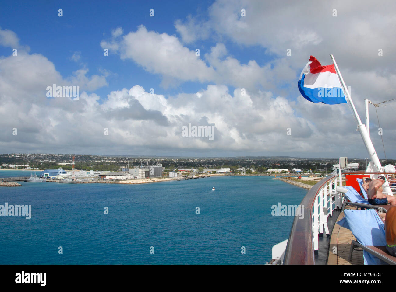 La nave di crociera lasciando Bridgetown, Barbados, con bandiera olandese battenti di poppa Foto Stock
