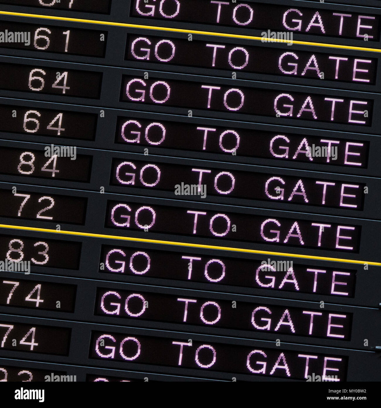Aeroporto di partenza con scheda di andare a segno di gate. Foto Stock
