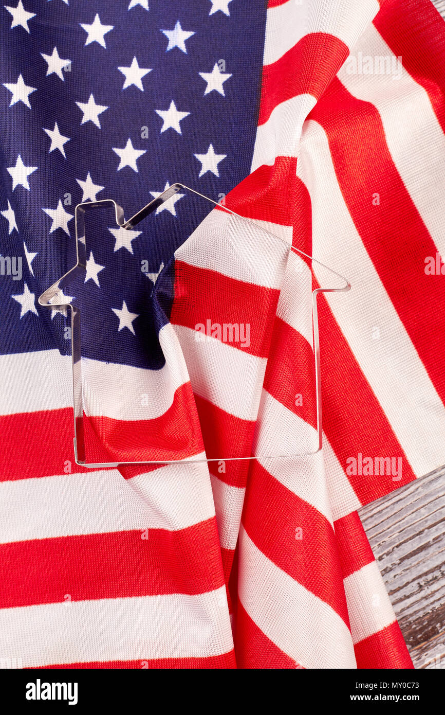 Bandiera degli Stati Uniti e la casa di metallo forma sagomata. Casa tagliapasta forma e bandiera degli Stati Uniti di sfondo, immagine verticale. Foto Stock