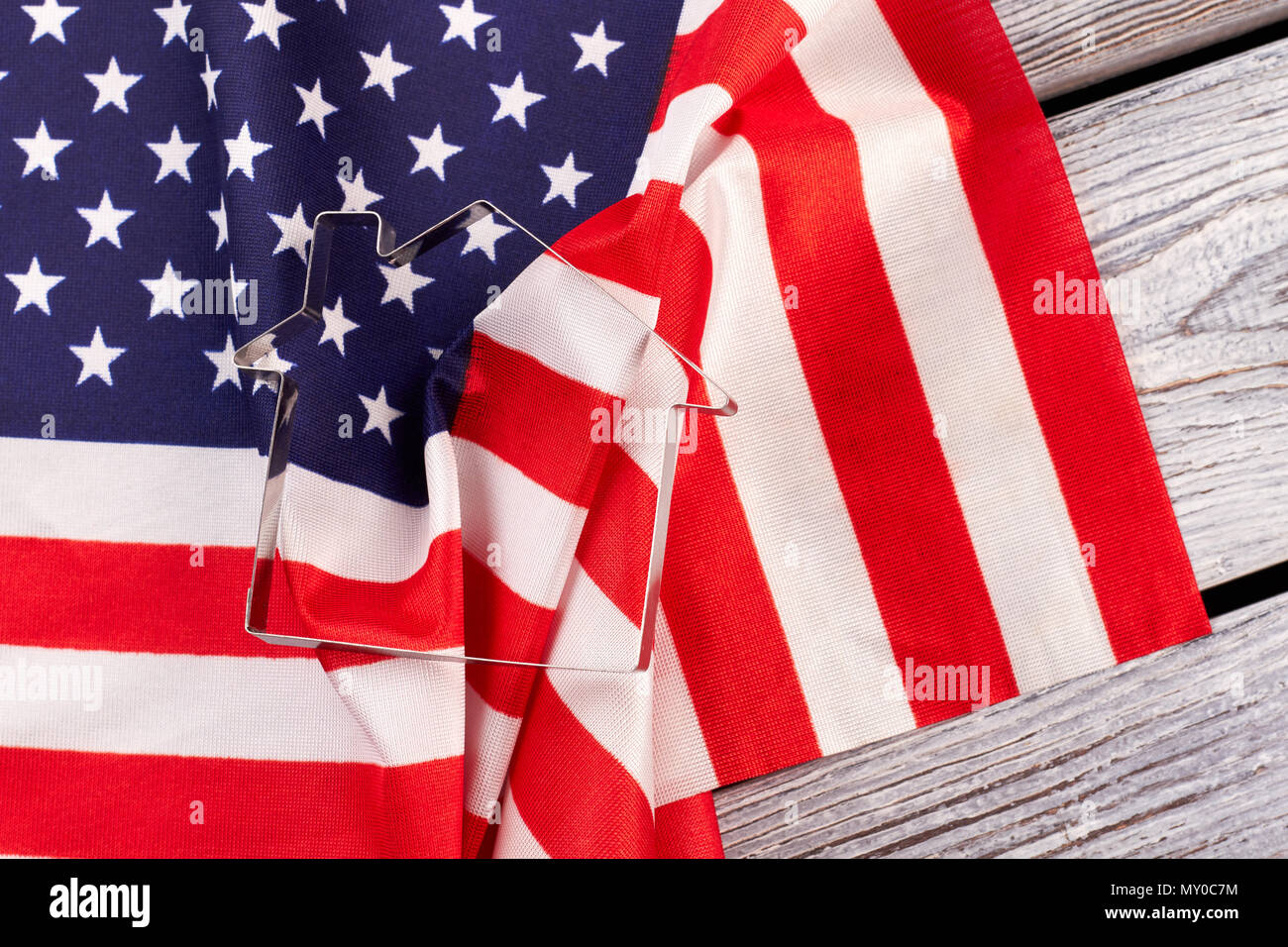 Bandiera degli Stati Uniti e a forma di casa cookie cutter. Casa tagliapasta forma e bandiera degli Stati Uniti su vintage in legno, sfondo immagine orizzontale. Foto Stock