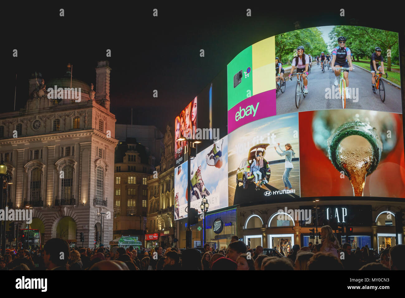 London, Regno Unito - Novembre 2017. Nuova elettronica iconica ultra-alta definizione cartelloni curve sono state accendere dopo un aggiornamento a Piccadilly Circus. Foto Stock