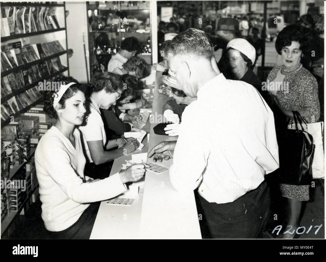 La vendita di biglietto presso Golden Casket Agenzia, 1967. Il primo Golden Casket è stata elaborata nel 1917 dal Queensland fondo patriottica per raccogliere fondi per sostenere i veterani di guerra mondiale I. era preso in consegna da parte del Governo del Queensland nel 1938 e venduto a Tattersall limitato in 2007. Foto Stock