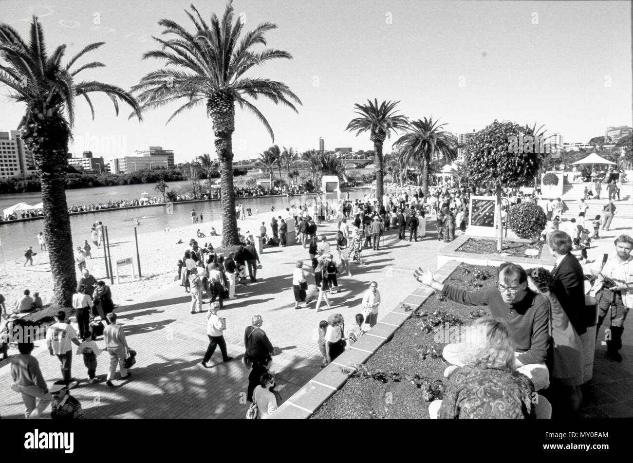 Southbank Beach, Brisbane, 1992. South Bank era originariamente un luogo di incontro per i tradizionali proprietari terrieri, il Turrbal Yuggera e persone e, nei primi anni quaranta divenne il punto centrale dei primi insediamento europeo. Dal 1850s, zona di South Bank è stata rapidamente affermata come centro di affari di Brisbane. Tuttavia, tutto questo era interrotta quando il 1893 Brisbane inondazioni costretto il quartiere centrale degli affari di passare al lato nord del fiume e di raggiungere la terra superiore. Questo è dove il Brisbane Central Business District si trova ancora oggi. Questo è iniziato il declino della Banca del Sud, Foto Stock