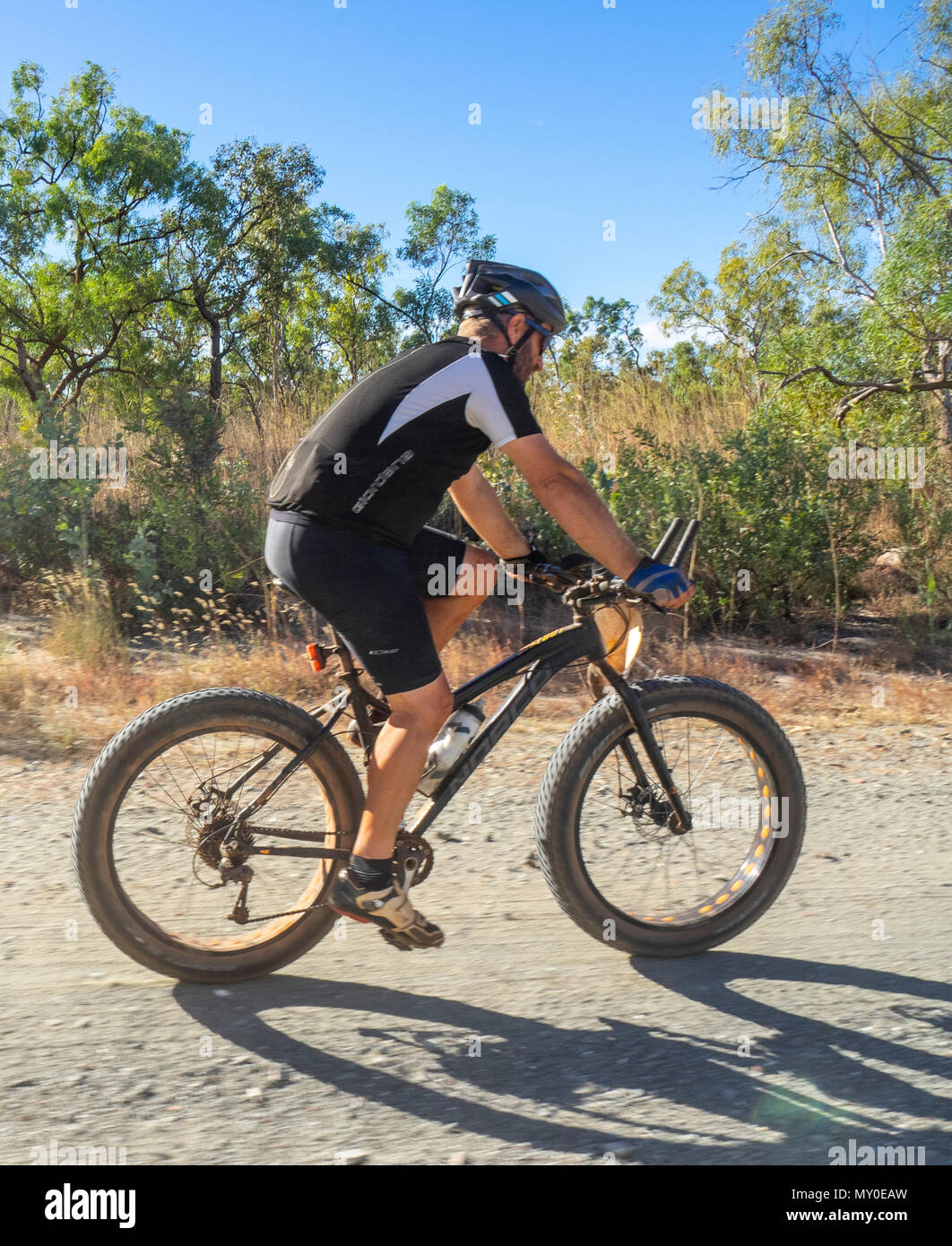 Un ciclista in sella a una fatbike nel Gibb Challenge 2018 sulla Gibb River Road WA Kimberley Australia Foto Stock