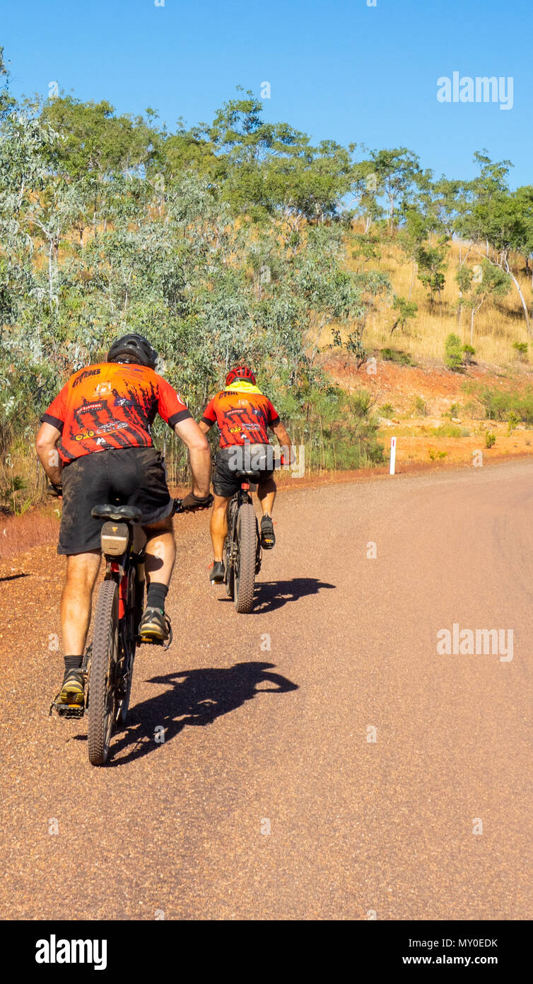 Due ciclisti in sella ad una mountain bike e una fatbike nel Gibb Challenge 2018 sulla Gibb River Road WA Kimberley Australia. Foto Stock