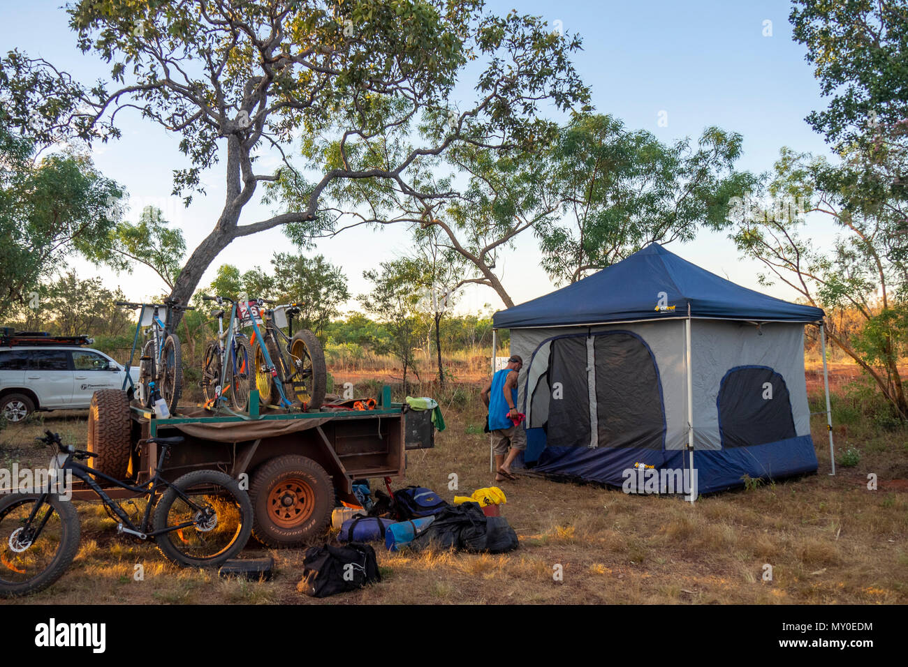 Mountain bike su un rimorchio e un fatbike davanti a una tenda in un campeggio durante il Gibb Challenge 2018 Kimberley WA Australia. Foto Stock