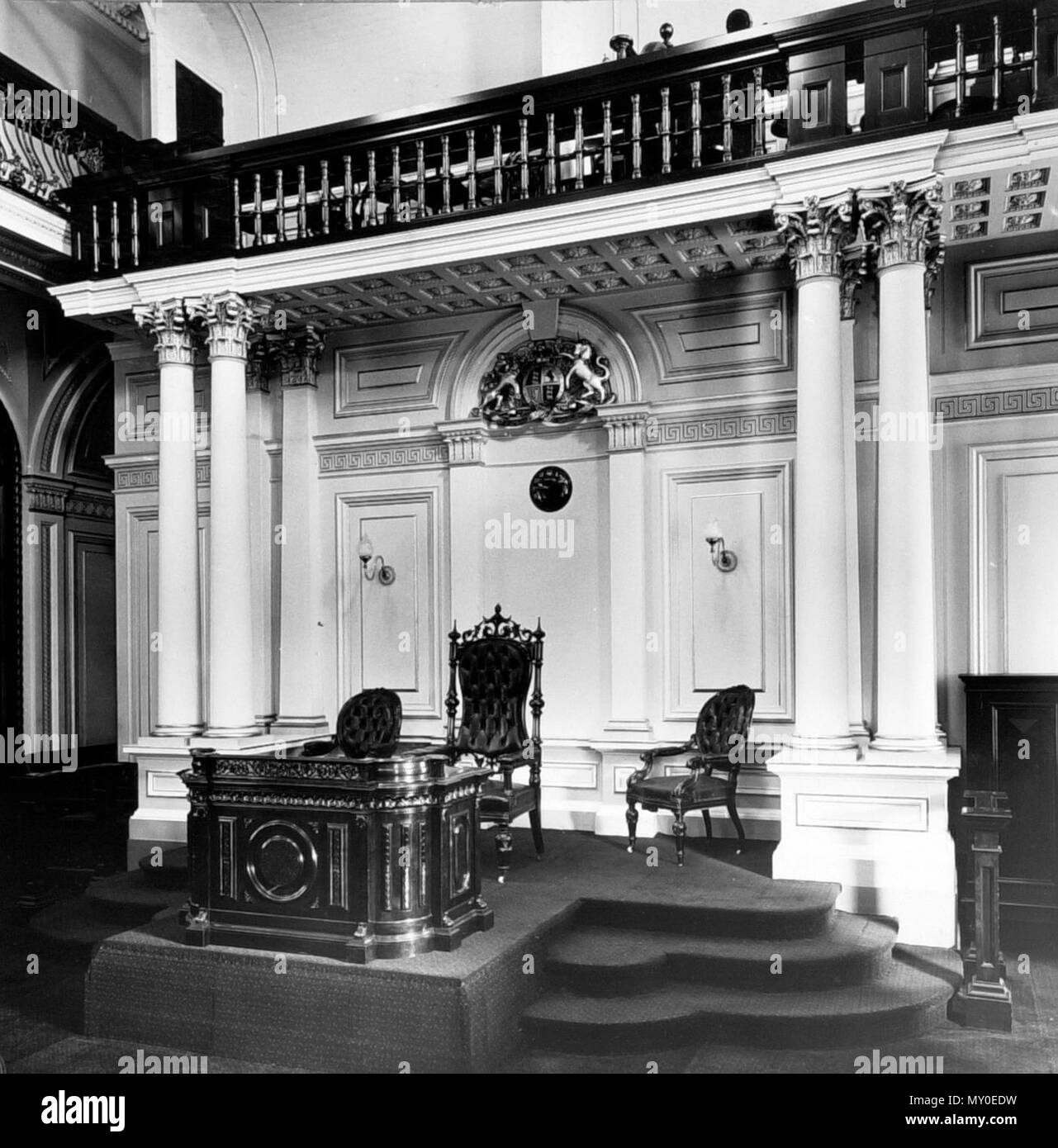 Altoparlanti sedia, la Casa del Parlamento, Brisbane, c 1934. Il Courier-Mail 2 OTTOBRE 1934 IL LAVORO DI ALTOPARLANTE - È UTILIZZATO PER ESSERE UN pericoloso occupazione 35620243 ) dalla HON. GEORGE POLLOCK, altoparlante dell Assemblea Legislativa sì! Tutto ciò al fine di obbligare! Il titolo 'Mr. Altoparlante'- è molto sconcertante per l'uomo che casualmente in visita al Parlamento di informazioni di prima mano ciò che la sua politica locale hero sta facendo per guadagnare il suo stipendio. Un precoce schoolboy una volta mi ha detto, "perché ti chiamano il sig. altoparlante? Tu sei il solo signore che non parla." Ma lo storico lo sa! La denominazione ha avuto origine con t Foto Stock