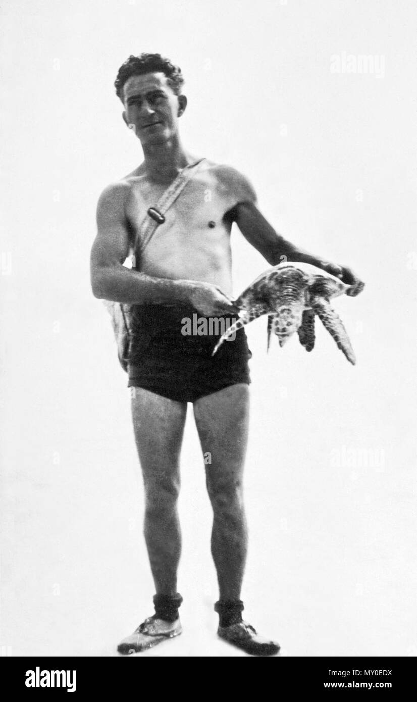 Dispositivo di raccolta di campioni sulla barriera corallina con giovani tartaruga, Capricorno Gruppo, Grande. Il Brisbane Courier 21 luglio 1931 barriera corallina spedizione biologica. 21712982 ) una spedizione di particolare interesse per gli studenti biologico e naturalisti, generalmente si avvia da Sydney e Brisbane nel dicembre prossimo per diversi della barriera corallina isole e atolli tra Mackay e Bundaberg. Alcuni degli isolotti da esplorare, come Penrith, Redbill. Folte e isole Tern, raramente sono stati sbarcati a. Il gruppo di Percy sarà anche accampati sulla. e le più importanti isole in Capricorno e Bunker gruppi Foto Stock