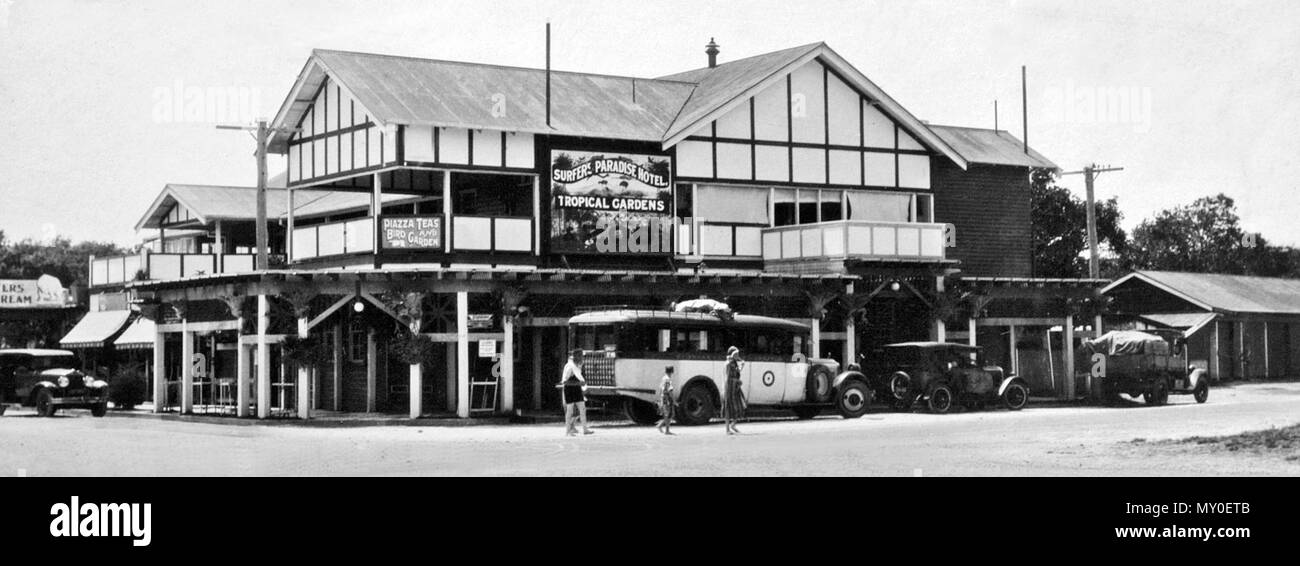 Surfers Paradise Hotel a Southport, dicembre 1930. Il Brisbane Courier 29 Gennaio 1931' SURFERS PARADISE HOTEL 136471686 ) la mossa del titolare (Sig. J. Cavill) nel ridurre la tariffa a Surfers' Paradice Hotel, Southport, a prezzi alla portata della maggior parte delle persone ha avuto l' effetto di divulgare questo resort moro che mai, e largo numeri hanno manifestato la loro soddisfazione attraverso il pagamento di una visita durante le vacanze week-end. Tutti hanno espresso soddisfazione per il modo in cui sono stati soddisfatti nel modo di servizio. Il surf beach, si afferma, non è mai stata migliore per buona su Foto Stock