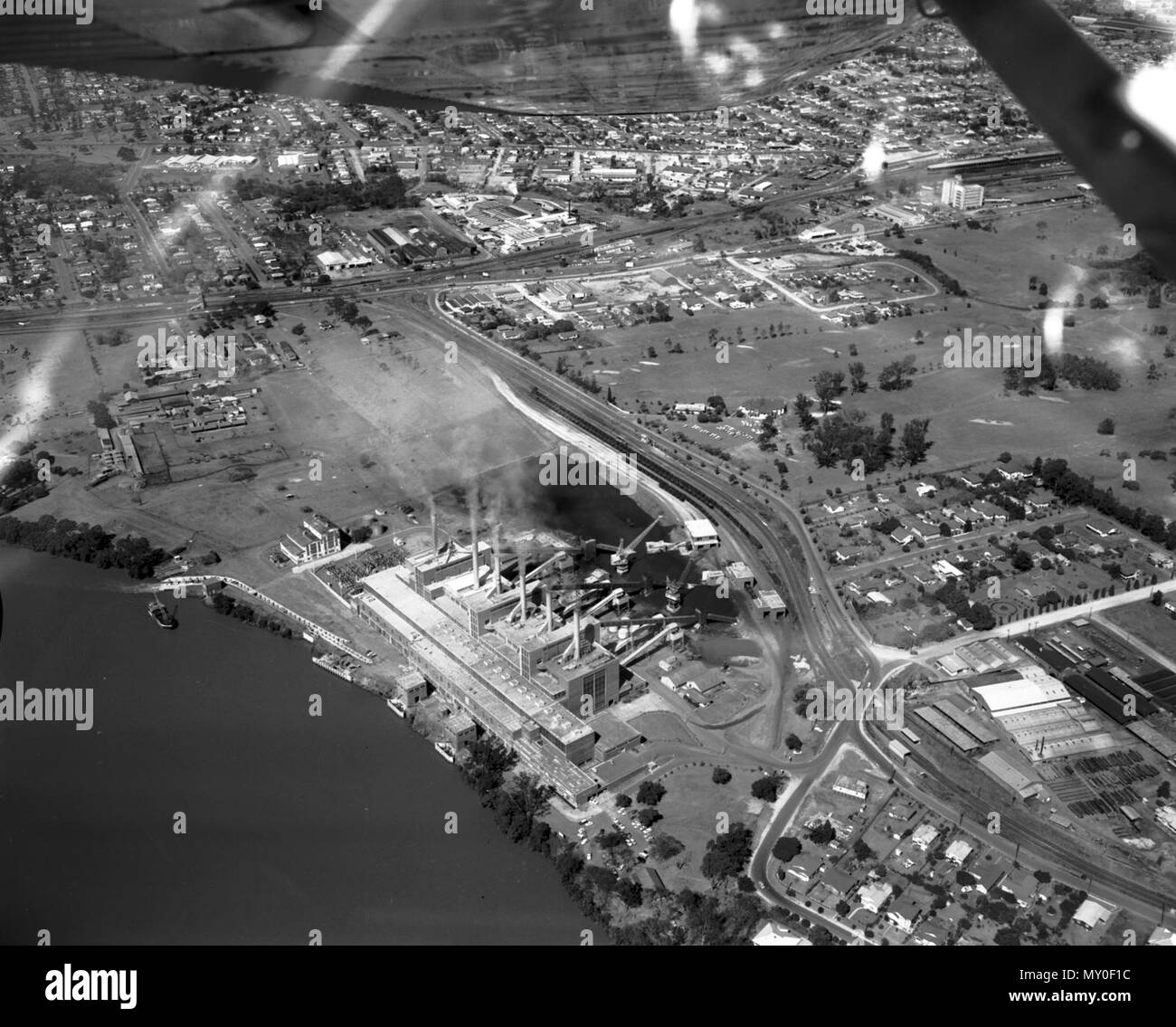 Tennyson Power Station, aprile 1965. La terra di Tennyson Power Station è stata acquisita nel 1947 e la costruzione è iniziata nel 1949. Si è aperto nel 1953 e chiuso nel 1986, in parte a causa di amianto negli edifici. Ora è il sito del Queensland Centro Tennis e Tennyson raggiungere il complesso di appartamenti. Foto Stock