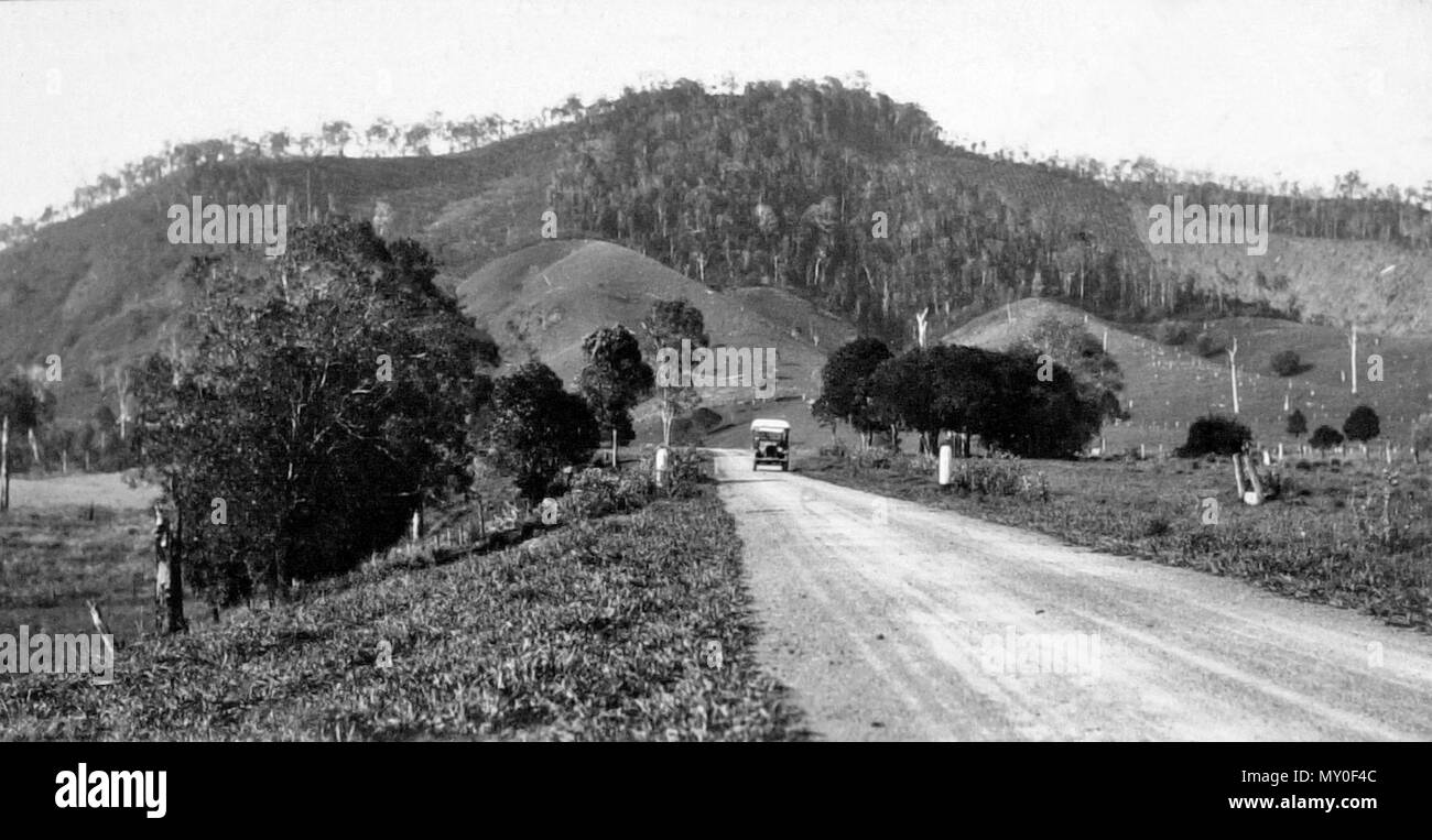 L'Autostrada di Bruce a Pomona guardando verso il Monte Tuchekoi, c. Il Telegraph 13 marzo 1936 POMONA 183753905 ) alla riunione mensile di Noosa Shire Council tenutosi presso il Pomona ha avuto luogo una discussione in connessione con un suggerimento dal sig. H. F. Walker, M.L.A., che il Consiglio a chiedere al governo di effettuare un collegamento tra Tewantin e North Shore, sotto il pubblico Estates Improvement Act, limitandosi a chiedere per un ponte sul fiume Noosa in cambio delle loro terre per essere beneficiato del progetto in vece di volendo anche una strada di diversi chilometri e disposizione per rendere le strade sono Foto Stock