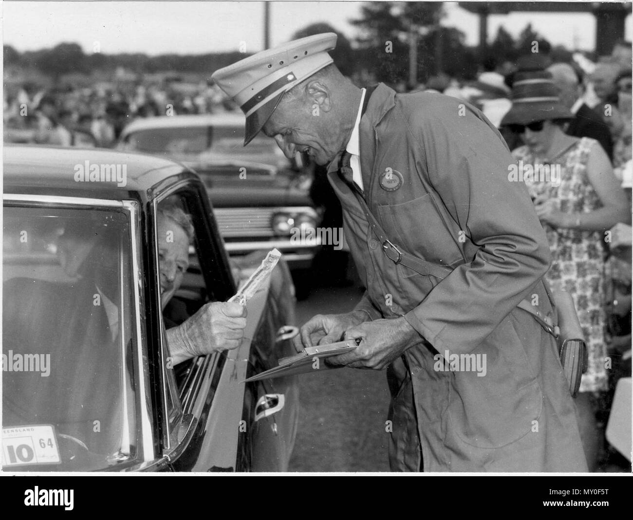 La Hon F Nicklin Premier del Queensland paga il pedaggio. Bribie Island è il solo Moreton Bay Island per essere collegata con la terraferma attraverso la strada. La 831m ponte per isola Bribie inaugurato nel 1963 dopo due anni di costruzione. È stato considerato un prodigio di ingegneria al momento, essendo il più lungo pre-sollecitato, pre-getto di calcestruzzo ponte in Australia. Foto Stock