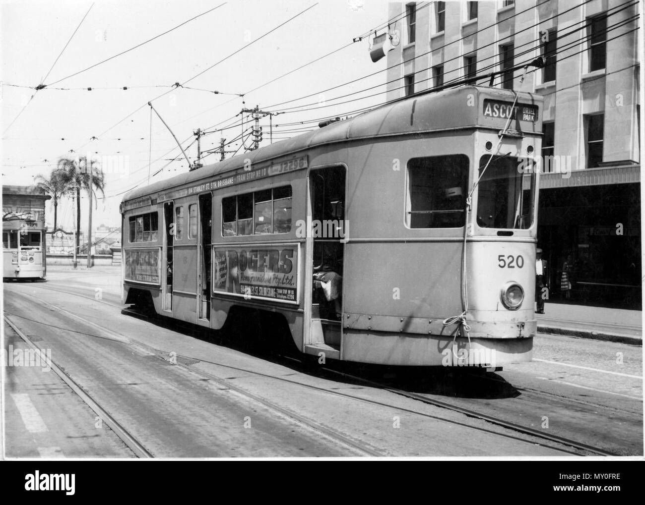 Il tram 520, Queen Street, Brisbane, 1958. Ufficialmente denominato drop center carrozze salone, o quattro vetture a motore, erano popolarmente denominato 400s, FM o pallottole d'argento. Essi sono stati costruiti tra il 1938 e il 1964. Foto Stock
