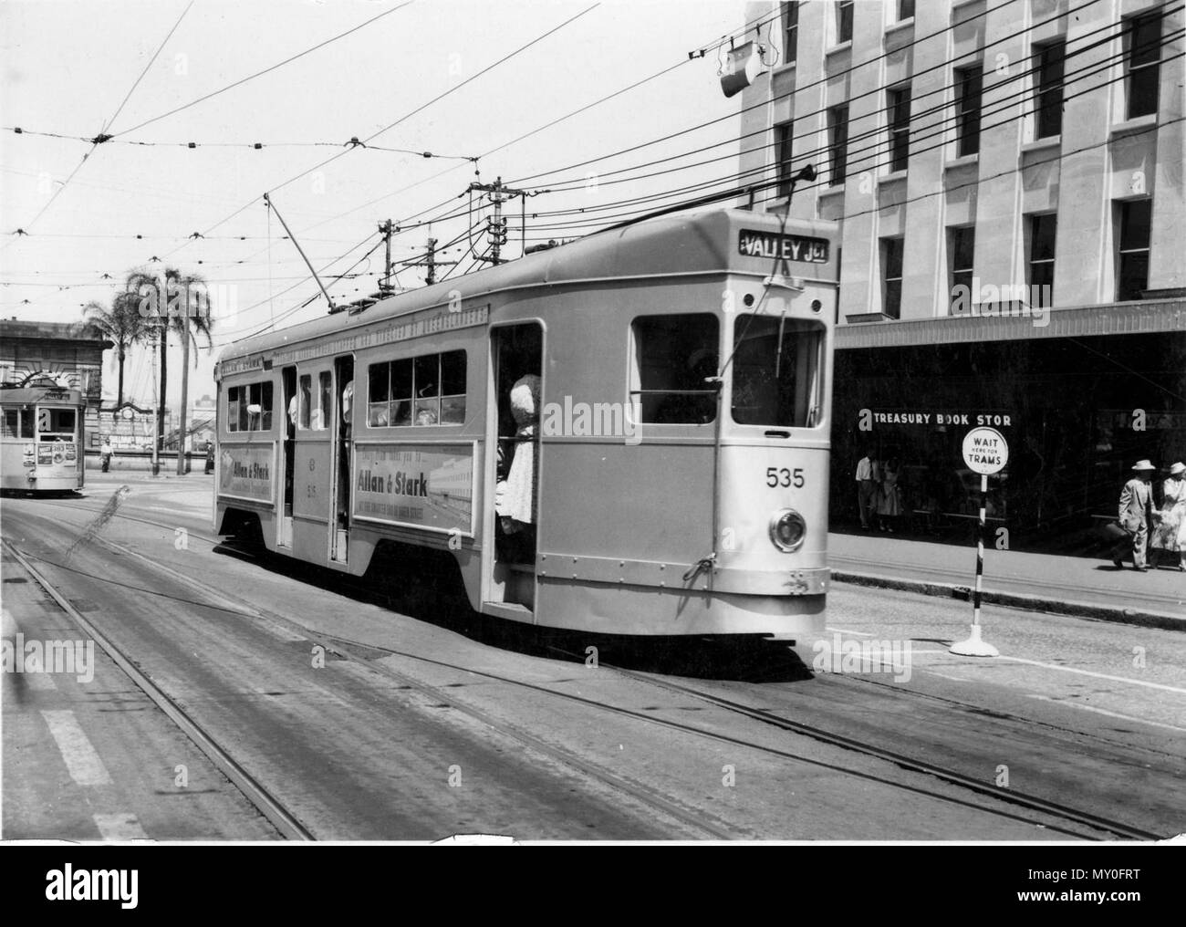 Il tram 535, Queen Street, Brisbane, 1958. Ufficialmente denominato drop center carrozze salone, o quattro vetture a motore, erano popolarmente denominato 400s, FM o pallottole d'argento. Essi sono stati costruiti tra il 1938 e il 1964. Foto Stock