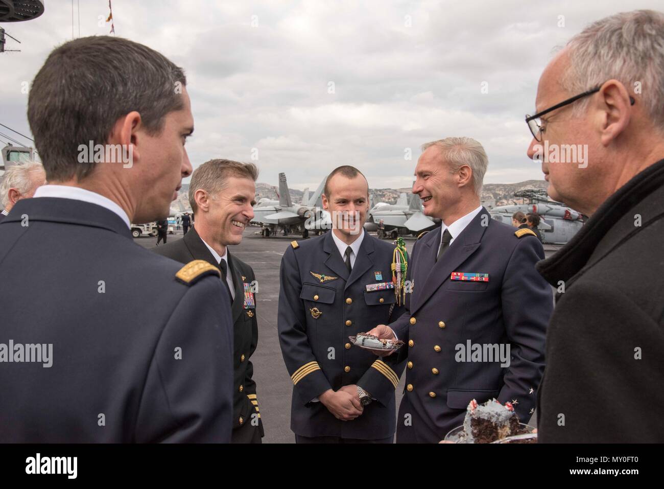 161216-N-QI061-216 MARSEILLE, Francia (dec. n. 16, 2016) Capt. Contrassegnare Miguez, la seconda da sinistra, commander, Carrier aria Wing (CVW) 3, parla con Vice Adm. Charles-Henri du che, secondo da destra, la marina francese ammiraglio per il Mare Mediterraneo, parlare sul ponte di volo della portaerei USS Dwight D. Eisenhower CVN (69) (IKE) durante una chiamata porta a Marsiglia, Francia. Ike, attualmente implementati come parte di Eisenhower Carrier Strike gruppo, sta conducendo operazioni navali negli Stati Uniti Sesta flotta area di operazioni a sostegno degli Stati Uniti per gli interessi di sicurezza nazionali in Europa. (U.S. Navy foto di Petty Offi Foto Stock