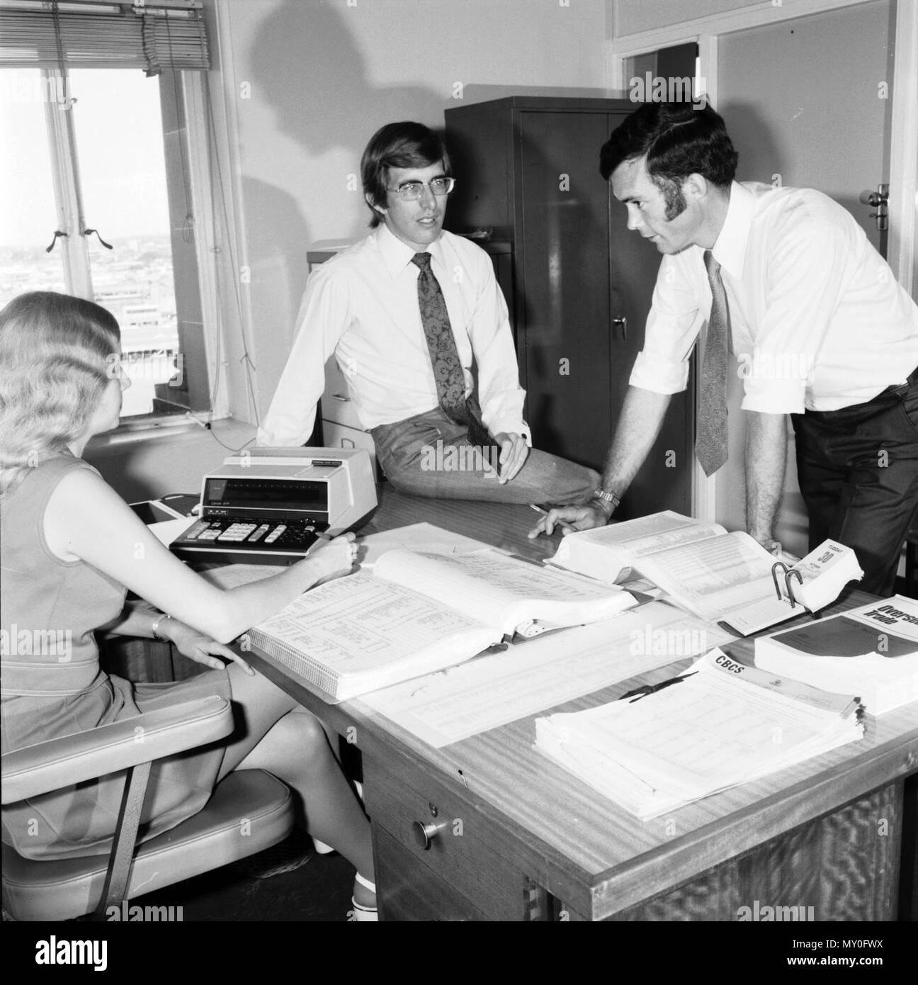 Dipartimento del Tesoro, Brisbane, 30 ottobre 1973. Solo la più recente tecnologia di office per il Dipartimento del Tesoro funzionari!. Foto Stock