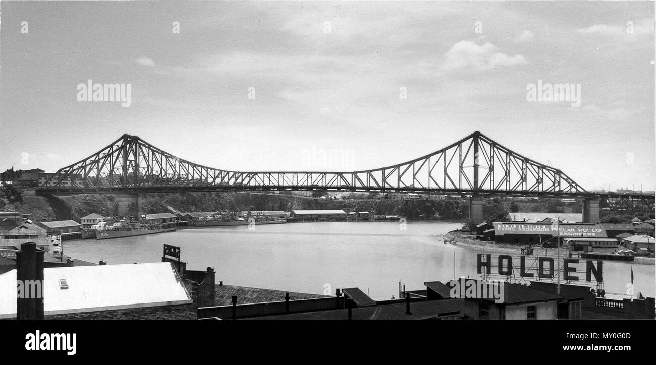 Marina degli Stati Uniti di navi sotto il Ponte Story, Brisbane, gennaio. Story Bridge preso dalla città di Brisbane nel gennaio 1958. Sotto l'estremità nord sono quattro marina degli Stati Uniti cacciatorpediniere dal cacciatorpediniere Divisione 32: USS George K. MacKenzie (DD-836), USS Leonard F. Mason (DD-852), USS Henry W. Tucker (DD-875) e USS Rupertus (DD-851). Durante una crociera del Pacifico occidentale nel 1958 hanno visitato Pago Pago, Brisbane, Manus Island, Subic Bay, Kaohsiong e Yokosuka. Foto Stock