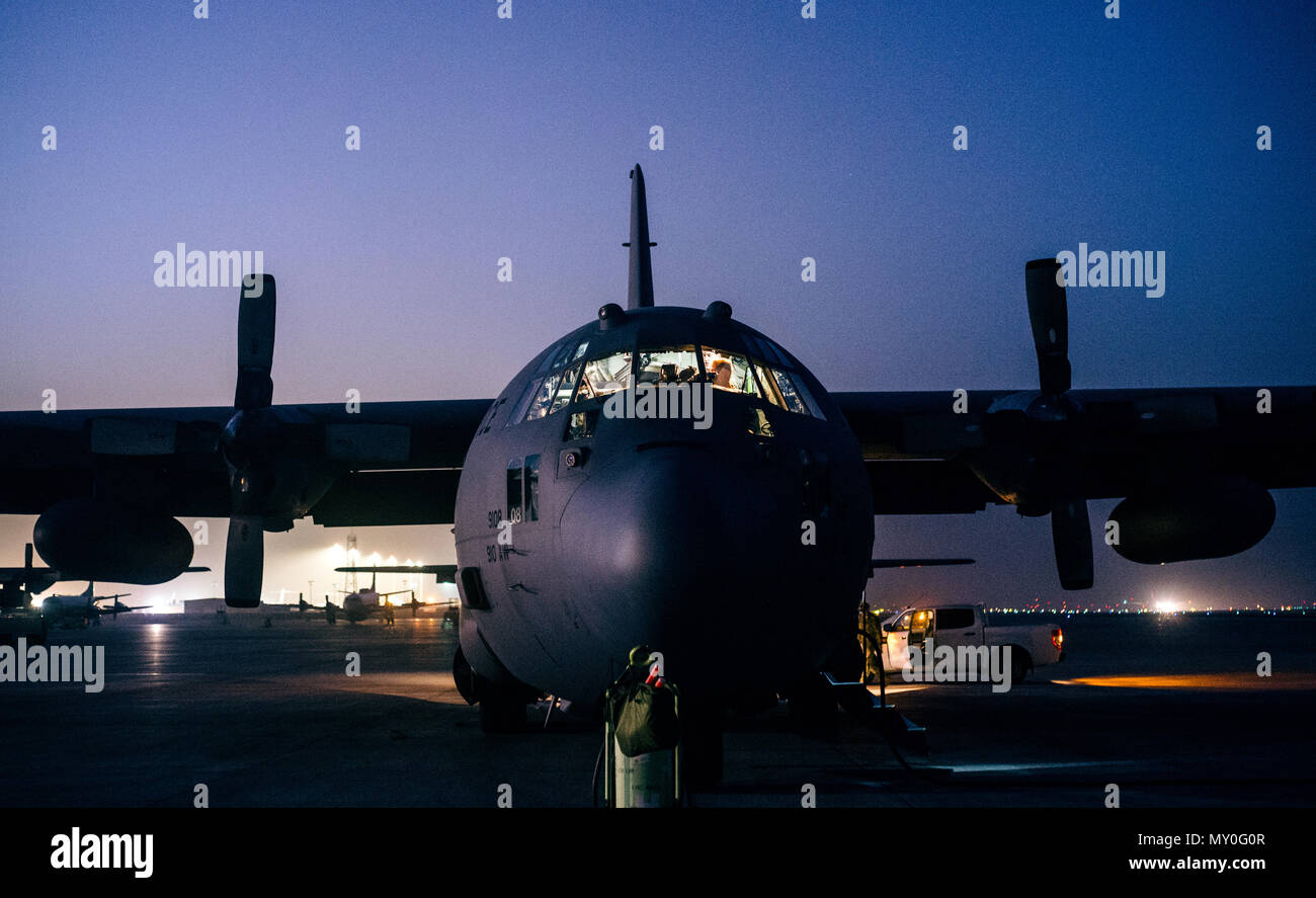 Un 737 Expeditionary Airlift Squadron C-130H Hercules è preparata per una missione di un equipaggio di volo prima di una missione di Al Udeid Air Base, Qatar, 8 dicembre, 2016. La 737 EAS fornisce un ponte aereo, airdrop e supporto di ricognizione per il funzionamento intrinseco risolvere. (U.S. Air Force foto di Senior Airman Giordania Castelan) Foto Stock