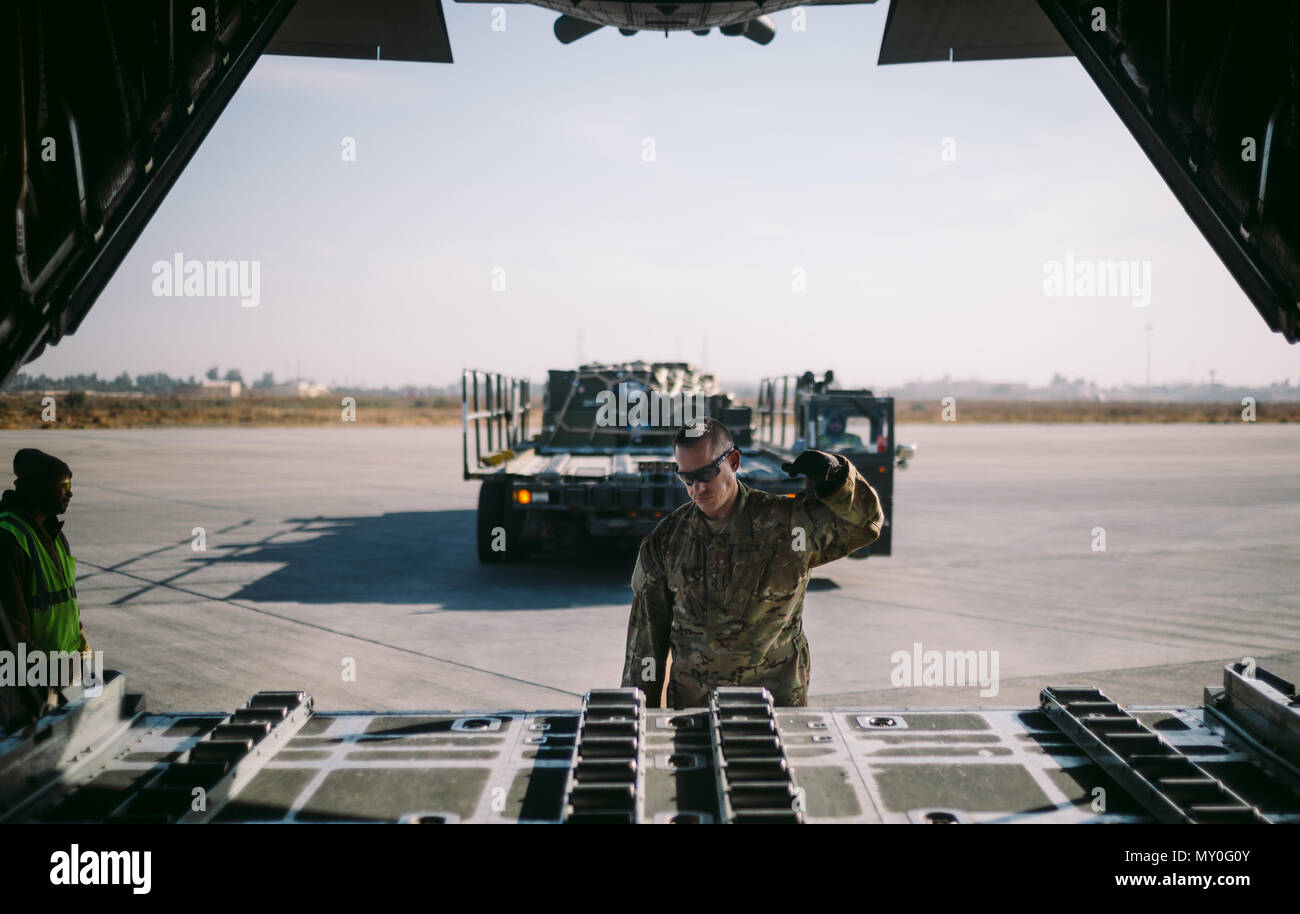 Stati Uniti Air Force Master Sgt. Chris perforatura, 737 Expeditionary Airlift Squadron loadmaster, prepara un C-130H Hercules per ricevere un carico durante una missione in Iraq, 8 dicembre, 2016. La 737 EAS fornisce un ponte aereo, airdrop e supporto di ricognizione per il funzionamento intrinseco risolvere. (U.S. Air Force foto di Senior Airman Giordania Castelan) Foto Stock