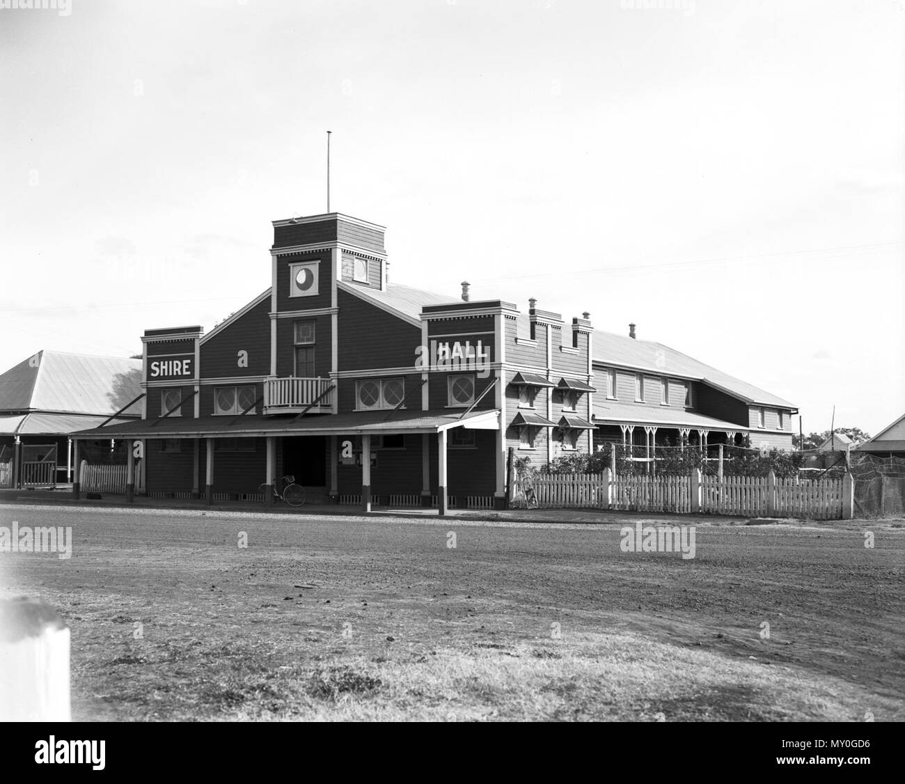 Warroo Shire Hall, Surat, 1949. Dal patrimonio del Queensland Registerid=602612 ) . Il Warroo Shire Hall è stato costruito nel 1929 in Surat come un provvedimento amministrativo e centro sociale. Surat è il centro amministrativo dell'Warroo Shire ed è situato sul fiume Balonne circa 80 chilometri a sud di Roma. Il Surveyor-General Thomas Mitchell ha mappato la zona in 1846 e il distretto di Maranoa fu proclamata nel novembre 1848. Il nuovo Commissario di terre è arrivato con diverse forze di polizia nel 1849 e impostare il campo sulla stazione Yambougal spostando leggermente il fiume fino a pochi mesi più tardi. Questo è stato il sito selezionato in 18 Foto Stock