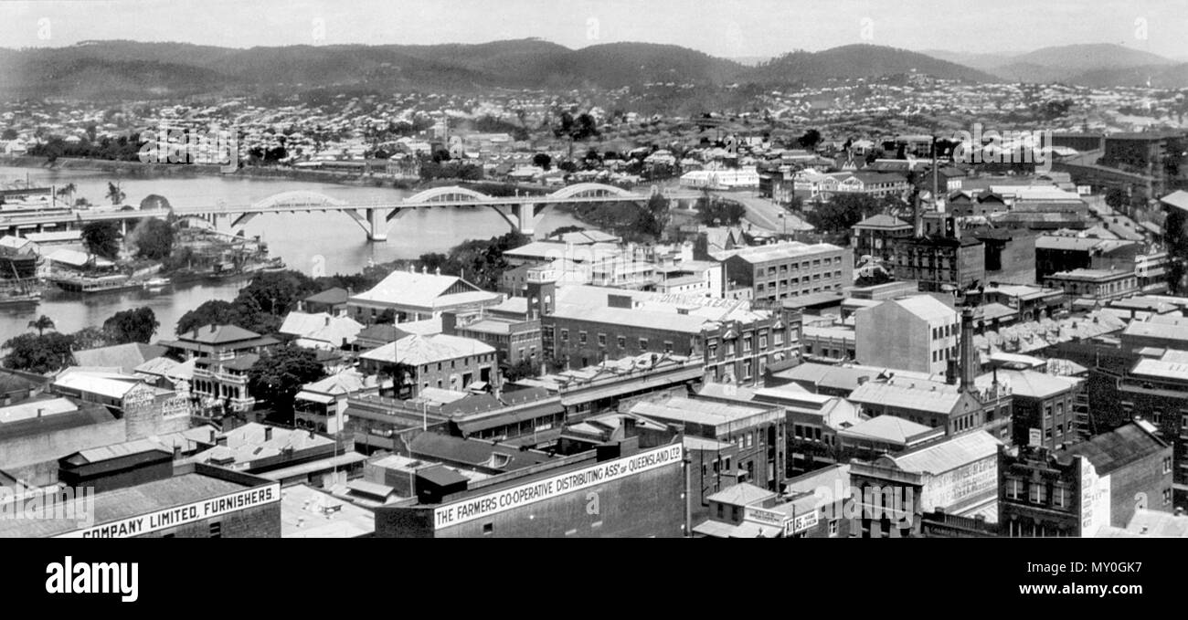 Brisbane guardando ad ovest dalla città di Brisbane Hall clock tower. William Jolly Bridge è stato costruito tra il 1928 e il 1932 a seguito della formazione di una maggiore Brisbane nel 1925, e fu uno dei primi grandi opere di capitale del nuovo Consiglio della città e porta il nome del suo primo sindaco. Al momento della costruzione, il solo il traffico per il ponte tra il nord e il Sud di Brisbane è stato il secondo ponte Victoria, costruito nel 1897 per sostituire un ponte in precedenza lavato via dall'alluvione del 1893. William Jolly Bridge attraversa il fiume Brisbane in corrispondenza della punta del sud della penisola di Brisbane tra Grey Street, così Foto Stock