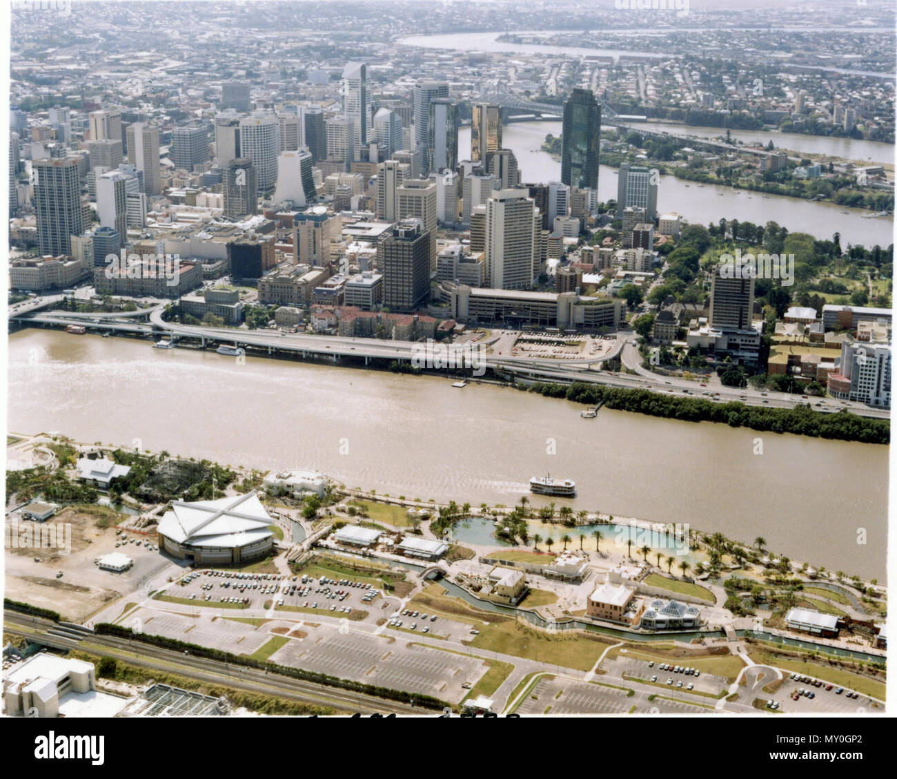 Brisbane è di nuovo Southbank, Agosto 1992. L'uomo fatto spiaggia a sud di Brisbane Bank dispone di una laguna di cristallo con una quantità di acqua sufficiente a riempire cinque piscine olimpioniche, pulite spiagge bianche e alberi subtropicali e piante esotiche. Clorurati acqua fresca viene ricircolata ogni sei ore a un massimo di 125 litri al secondo. L'acqua viene pompata attraverso due grandi filtri a sabbia e chimicamente trattati prima di essere restituito alla spiaggia. Il 4000 metri cubi di sabbia proviene dal canale di Rous in Moreton Bay e 70 tonnellate è aggiunto ogni anno alla banca del sud sulla spiaggia. Foto Stock