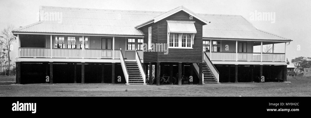 Clontarf scuola statale, Edificio di nuova costruzione, luglio 1950. Il Courier-Mail 1 luglio 1949 CLontarf scuola 49669913 ) una nuova scuola sarà costruita presso Clontarf spiaggia ad un costo di £ 4704. Annunciando questa ultima notte le opere Ministro (Sig. Potenza) ha detto che le altre spese del governo approvato dal Consiglio Esecutivo ieri incluso £1215 sulla fornitura di alloggio per il Collegio Tecnico gioielleria, orologeria, biglietto e la scrittura di classi presso il dominio navale deposito di riserva. Foto Stock