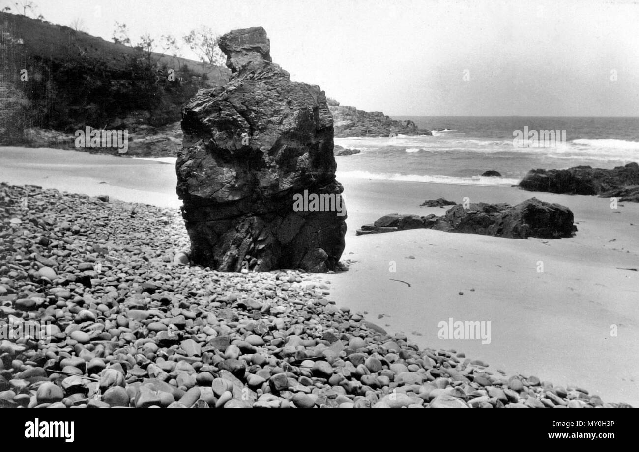 Cuocere il monumento, monumentale Cove, Noosa National Park, c 1931. Questa formazione di roccia è anche noto come Old Man's Rock. Foto Stock