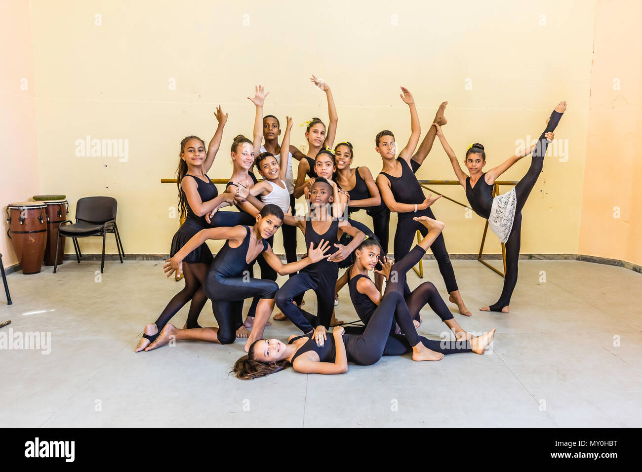 Gli studenti praticano danza nel Centro Escolar a Nueva Gerona su Isla de la Juventud, Cuba Foto Stock